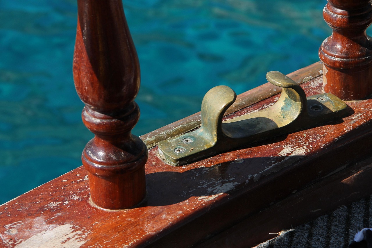 rowing dolle, rudder fork, ship, brass, wooden ship, wooden boat, metal, old, glittering, ship accessories, screwed tight, accessories, shipping, fastening, metallic, detail shot, close up, maritime