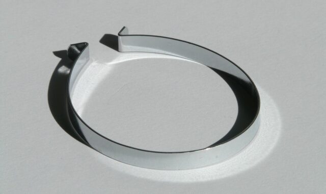 bike clamp, trouser clip, trouser fastening, to go biking, silver, metal, flexible, useful