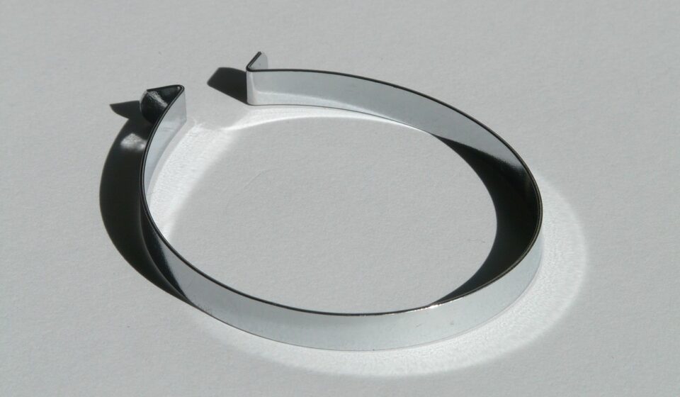 bike clamp, trouser clip, trouser fastening, to go biking, silver, metal, flexible, useful
