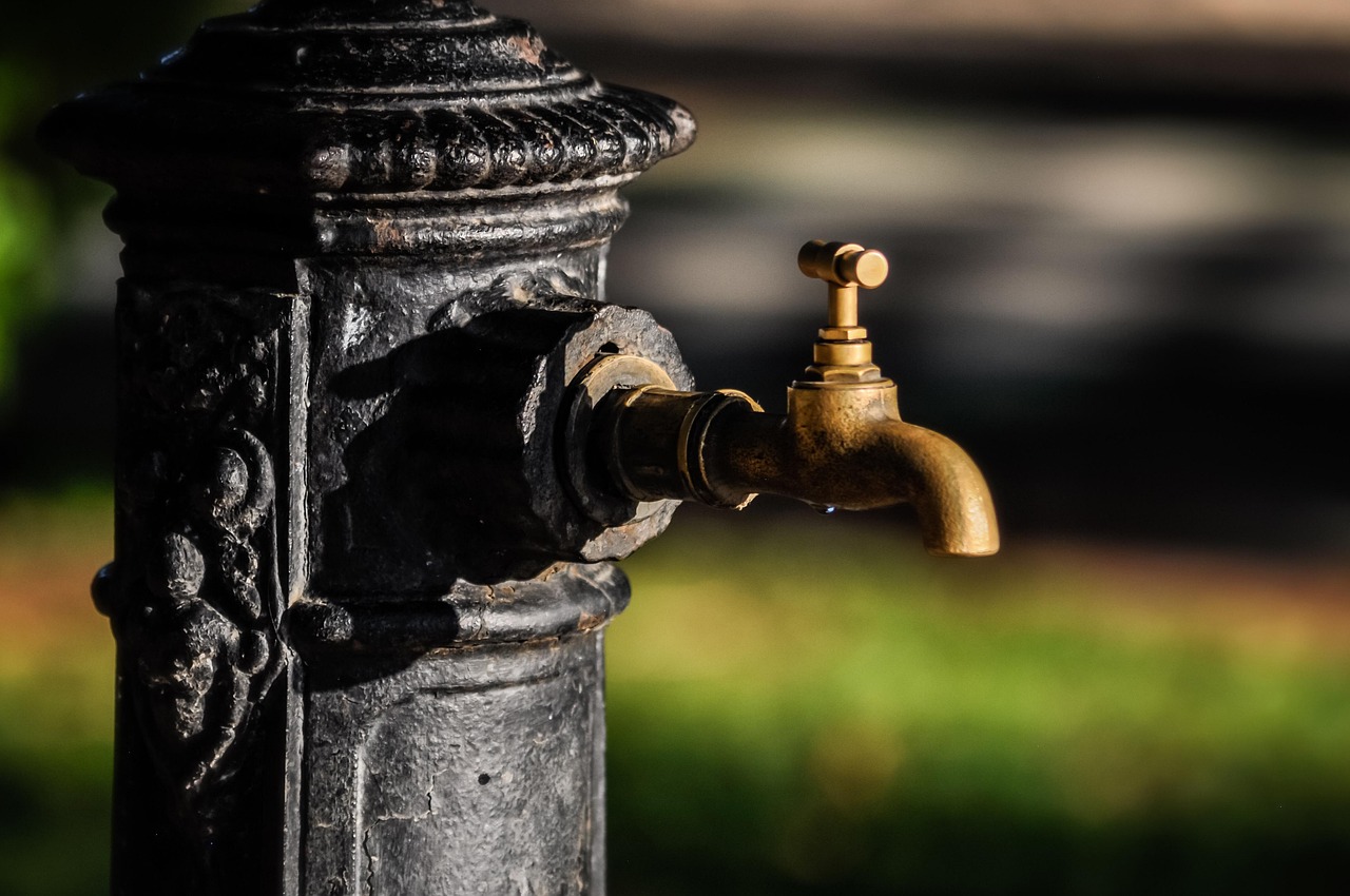 tap, metal, faucet, plumbing, outside, nature, old, water, antique, brass, pipes, shiny, handle, rust, drink, pipe, thirsty, watering, quench, nozzle